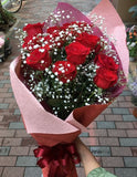 赤バラとカスミソウの花束